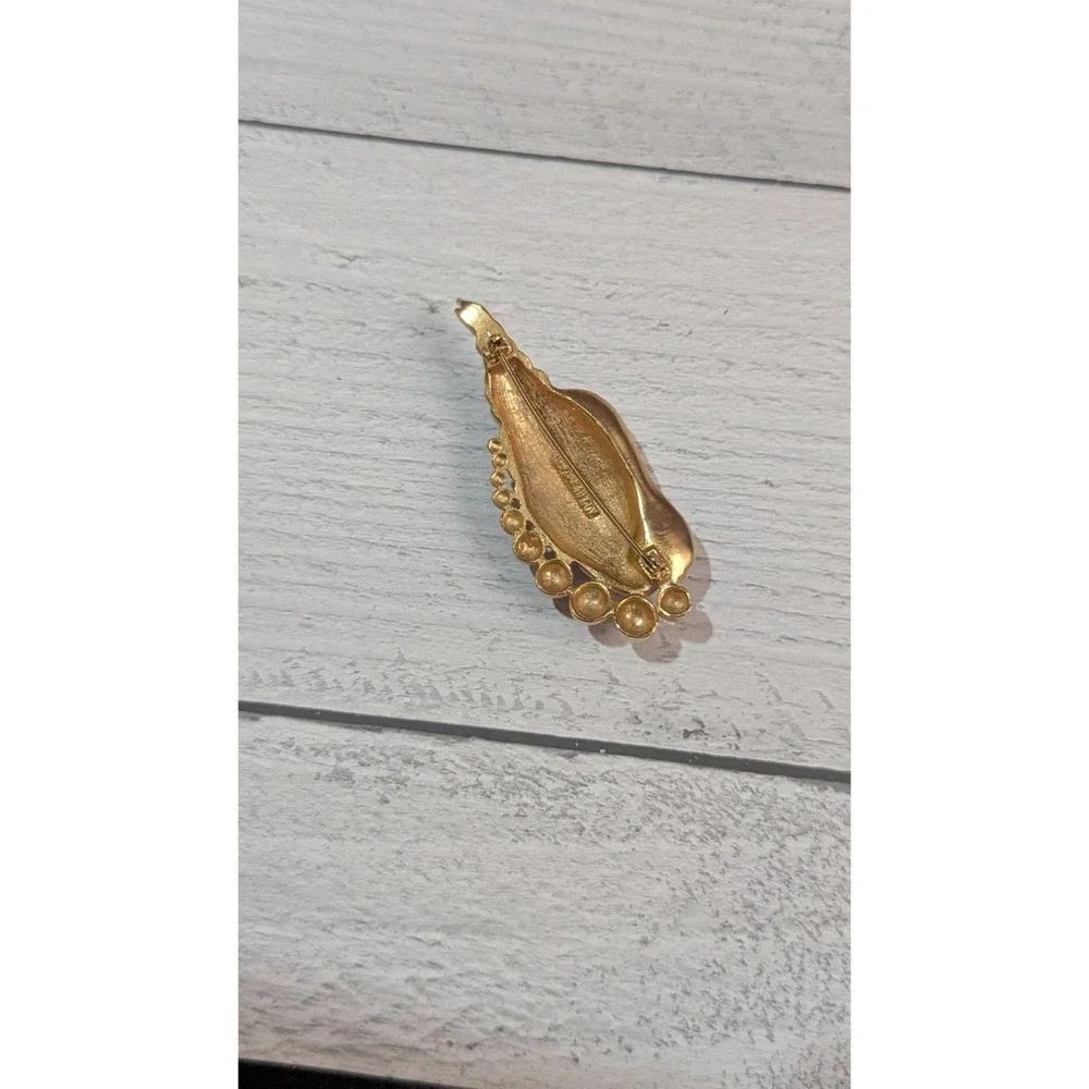 Vintage Trifari Gold Tone White Enamel Seashell Brooch Nautical Pin 2 Inch‎